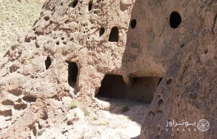 نمایی از دیواره‌ی داخلی حفره‌دار غار اسپهبد خورشید مازندران